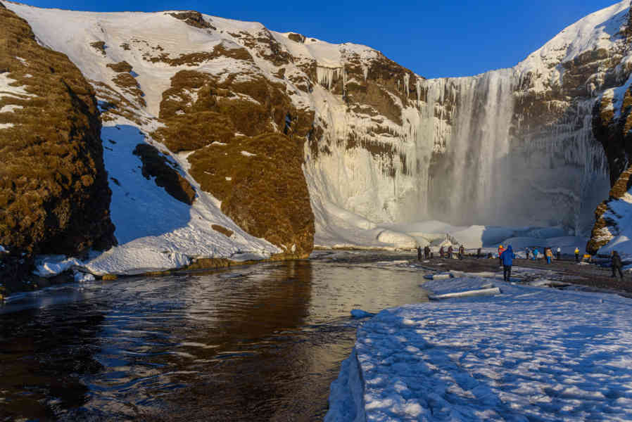 Islandia 101 - catarata de Skógafoss.jpg